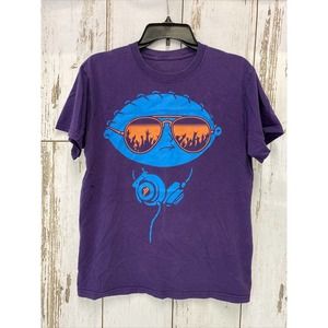 Family Guy "Stewie with Headphones" Purple T-Shirt Size Small *